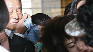 이상득 법원 들어서자&hellip;멱살 잡고, 계란 던지고