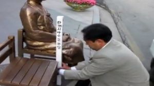 소녀상 테러 그 말뚝, 4만 원 받고 기념품 판매