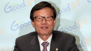 불법 정치자금 수수 혐의 윤진식 의원 불구속 기소