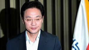 출소하는 정두언&hellip;'조용한' 의정활동 복귀