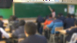 교사가 수업 중 학생에게 모바일 게임 시켜 물의
