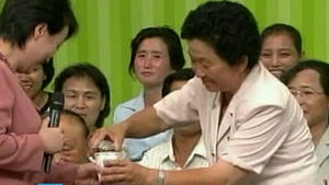 [지금북한은] 방송서 음료수 나눠먹는 북한 출연자들, 속내는?