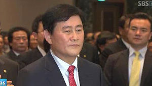 최경환 "이 대통령 대일 강경책, 정치적 쇼"
