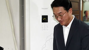 현기환 전 의원 검찰 출석&hellip;혐의 부인