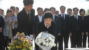 박근혜, 노무현 묘역 첫 참배&hellip;권 여사도 예방