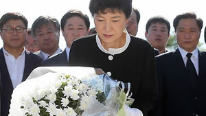 노무현재단 "박근혜 참배, 절차상 당혹"