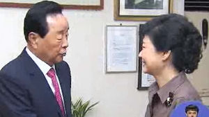 [영상] YS 찾아간 박근혜 "대통합을 위해&hellip;"