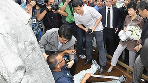 박근혜, 유족거부로 전태일재단 방문무산