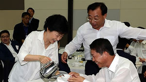 [취재파일] "뜨거워요&sim;" 커피 따르는 박근혜