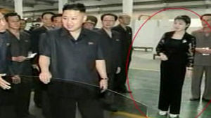 [지금 북한은] 검은 바지, 흰 구두&hellip;리설주 '파격 패션' 눈길