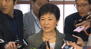 [영상] 불편한 박근혜 "서로 오랜 친구라는데&hellip;"