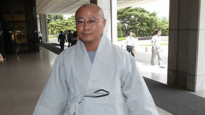 '횡령&middot;폭행' 前 금당사 성호 스님, 보석 석방