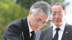 문재인, 현충원 참배&hellip;"사람 먼저인 세상 만들 것"