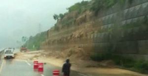 영남 내륙 곳곳 산사태&hellip;주민 고립&middot;도로 유실