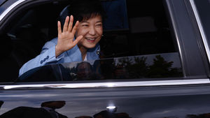 네이버&middot;다음 찾은 박근혜 "인터넷 환경 개선돼야"
