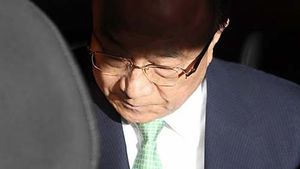 검찰, 최시중 전 위원장 징역 3년6월 구형