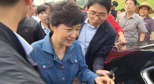 [영상] 박근혜, 안철수 출마 선언에 "아직 모르잖아요?"