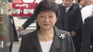 박근혜, 과거사 사과&hellip;문재인&middot;안철수 "환영"
