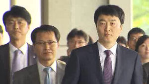 이석기 의원 검찰 출석&hellip;달걀 세례 봉변
