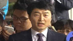 이석기 의원, 오전 검찰 출석&hellip;달걀 세례 소동