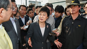 박근혜, 구미 사고현장 유가족 찾아가 위로