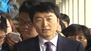 이석기 의원도 묵비권&hellip;소환 길에 계란 세례
