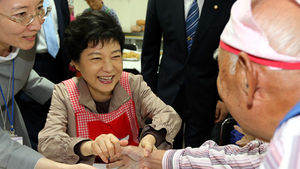 박근혜, 추석연휴 첫날 양로원 찾아 노인들 위로