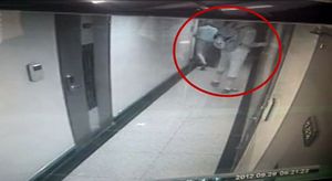 '집 앞까지 쫓아온 괴한' 20초짜리 CCTV 공개