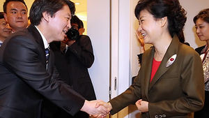 박근혜-안철수 대선주자로서 첫 조우