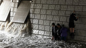 "청계천 산책 조심"&hellip;15분 폭우에 13명 고립