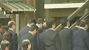 일본 각료들 야스쿠니 신사 잇달아 참배