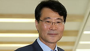 장하성 "중간금융지주회사 설립 검토"