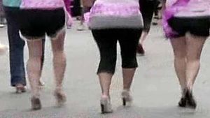 하이힐 신고 전력 질주하는 남자들, 무슨 일?