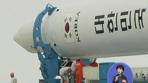 우주 향한 나로호 D-2&hellip;발사대 장착 진행