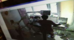 [영상] 치과의사, 女환자 폭행에 격분해 '주먹질'