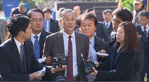 [영상] 대통령 큰형 이상은, 특검 출석 현장