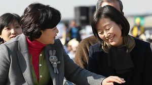문재인-안철수 부인, 호남서 내조경쟁