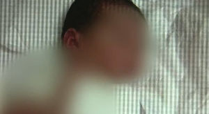 "부모가 아기와 같은 침대서 자는 것은 학대행위"