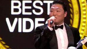 싸이, EMA 베스트 비디오상&hellip;'팝의 황제' 예우