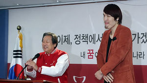 `테크노 골리앗' 최홍만, 박근혜 지지 선언