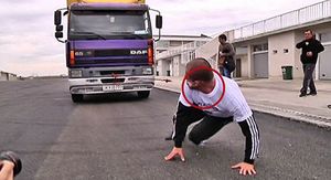 [영상] 한쪽 귀로 8톤 트럭을! '괴력의 사나이'