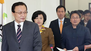 민주당 지도부 총사퇴&hellip;문재인 대표대행 겸임