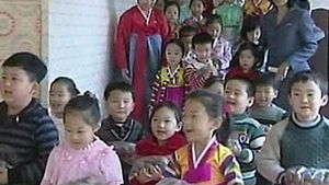 평양 고급 유치원생, 선물로 '왕밤' 받아 들고서&hellip;
