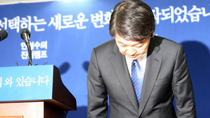 안철수 사퇴&hellip;안철수 측 눈물 젖은 이별인사