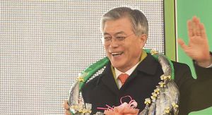 [영상] 문재인 후보, '과메기 목걸이'를 선물 받고&hellip;