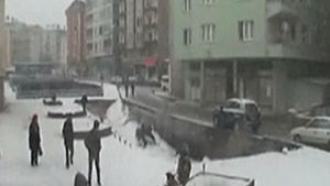 걸어가는데 교량 한복판이 '푹'&hellip;붕괴 아찔