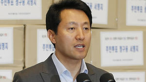 오세훈 귀국 "경제&middot;외교&middot;안보 비교우위 박근혜 지지"