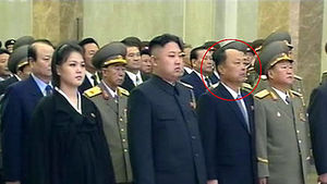 北 김정은 옆에 이틀째 선 미스터리 '양복 男'은 누구?
