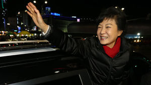 박근혜 지지자들 "이겼다"&hellip;당사 주변 축제 분위기