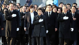 박근혜 당선인, 현충원 참배 이어 숨진 보좌관 장지에
